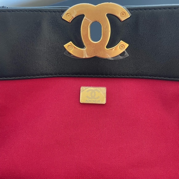 CHANEL 19 Black Leather Tote Handbag Mint 100% Authentic. - Picture 8 of 16